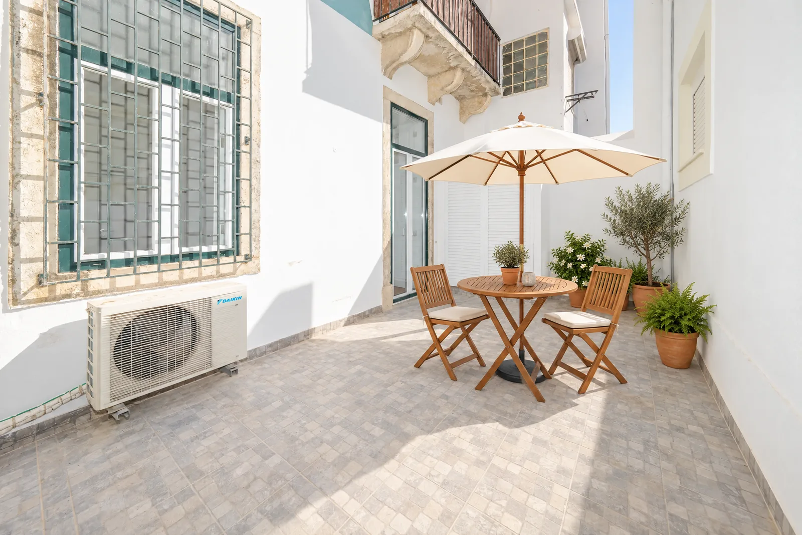 Apartamento T2 Remodelado com Terraço de 20 m² · São Vicente · Lisboa